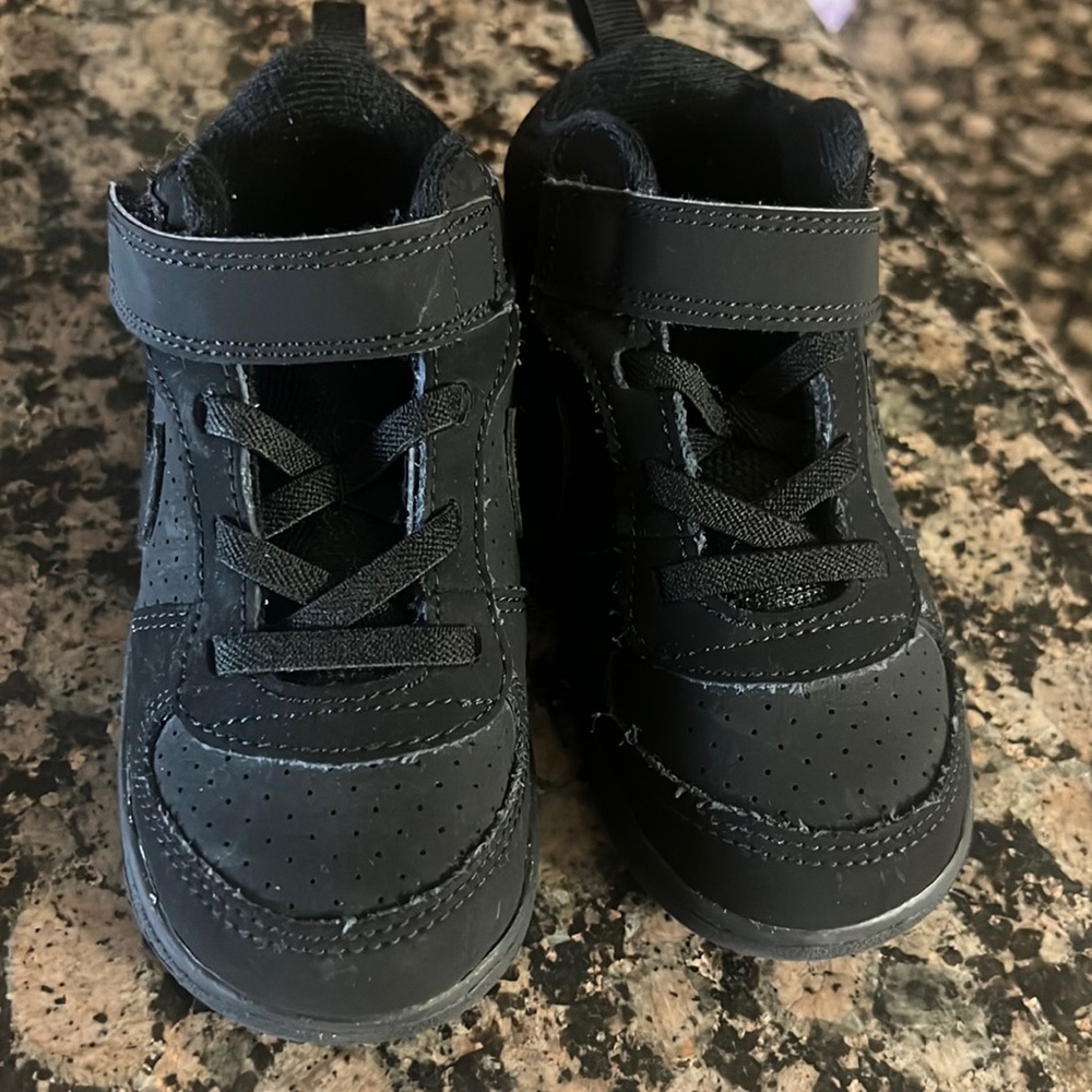 Nike Court Borough Mid